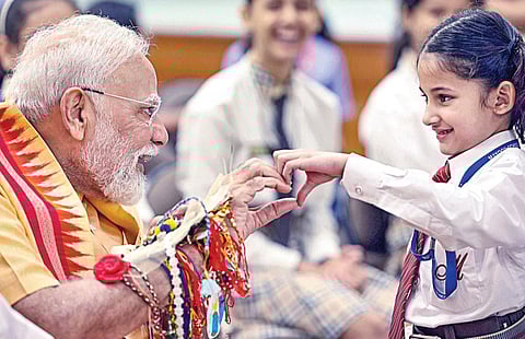 டெல்லியில் பிரதமர் நரேந்திர மோடியின் இல்லத்தில் நடைபெற்ற ரக்ஷா பந்தன் நிகழ்ச்சியில் அவருக்கு பள்ளிக் குழந்தைகள் ராக்கி கயிறு கட்டினர். பின்னர் பள்ளி குழந்தைகளுடன் அவர் கலந்துரையாடினார். படம்: பிடிஐ