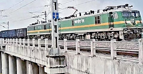 நாட்டின் மிக நீளமான சரக்கு ரயில் ருத்ராஸ்த்ரா.