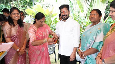 தெலங்கானா முதல்வருக்கு ராக்கி கட்டிய பெண் அமைச்சர்கள்