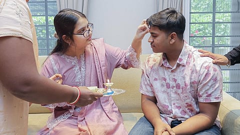 மதம் கடந்து ‘கை’ தானம் வழங்கிய இந்து சிறுமியின் சகோதரனுக்கு ‘ராக்கி கயிறு’ கட்டிய முஸ்லிம் பெண்!