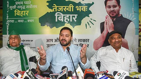 பிஹார் துணை முதல்வர் விஜய் குமார் சின்ஹா பெயரில் இரண்டு வாக்காளர் அட்டை: தேஜஸ்வி யாதவ் குற்றச்சாட்டு