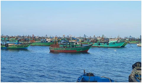 இலங்கை சிறையில் அடைக்கப்பட்டுள்ள மீனவர்களை விடுதலை செய்ய வலியுறுத்தி ராமேசுவரம் மீனவர்கள் தொடர் போராட்டம்