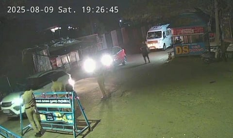 இரவு நேரத்தில் பழைய குற்றாலம் செல்ல வாகனங்களுக்கு அனுமதி: வனத்துறை நடவடிக்கையால் சர்ச்சை