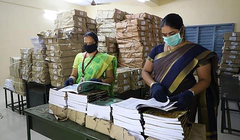 வெளிமாநில தமிழ்ச் சங்கங்களுக்கு இலவச தமிழ்ப் பாடநூல் விநியோகம் நிறுத்தம்: தமிழக அரசின் நிதி நெருக்கடியால் பல ஆண்டு திட்டம் ரத்து