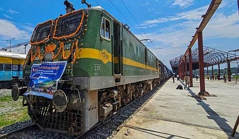 1,400 டன் சிமென்ட் மூட்டைகளுடன் செனாப், ஆஞ்சி பாலங்களை கடந்து முதல் சரக்கு ரயில் காஷ்மீர் சென்றது