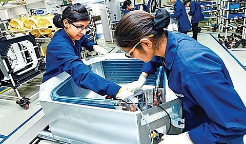 ப்ளூ, கிரே காலர் பணியாளர்களில் 5-ல் ஒருவர் மட்டுமே பெண்கள்