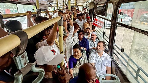 டெல்லியில் தேர்தல் ஆணையம் நோக்கி பேரணி செல்ல முயன்ற ராகுல், கார்கே, அகிலேஷ் உள்ளிட்ட எம்.பி.க்கள் கைது