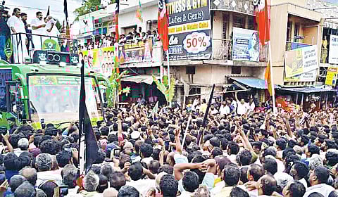 கிருஷ்ணகிரி மாவட்டம் ராயக்கோட்டையில் நேற்று பொதுமக்களிடையே பேசிய அதிமுக பொதுச்செயலாளர் பழனிசாமி. | படம்: கி.ஜெயகாந்தன் |
