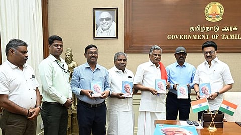‘இந்து தமிழ் திசை’ பதிப்பகத்தின் வெளியீடான ‘அறவாழ்வின் அடையாளம்’ என்ற இந்திய கம்யூனிஸ்ட் கட்சியின் மூத்த தலைவர் ஆர்.நல்லகண்ணுவின் வாழ்க்கை வரலாறு பற்றிய புத்தகத்தை முதல்வர் மு.க.ஸ்டாலின் தலைமைச் செயலகத்தில் வெளியிட இந்திய கம்யூனிஸ்ட் கட்சியின் மாநில செயலாளர் இரா.முத்தரசன். ‘இந்து தமிழ் திசை’ ஆசிரியர் வி.வெங்கடேஸ்வரன் ஆகியோர் பெற்றுக் கொண்டனர். இந்திய கம்யூனிஸ்ட் கட்சியின் மாநில துணை செயலாளர் நா.பெரியசாமி, பதிப்பக பொறுப்பாசிரியர் வி.தேவதாசன், நாளிதழின் தலைமை நிருபர் கி.கணேஷ், விற்பனைப் பிரிவு மேலாளர் எஸ்.இன்பராஜ் ஆகியோர் உடனிருந்தனர்.