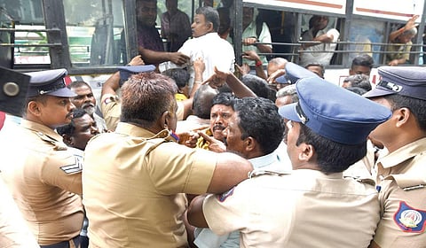 மறைந்த முன்னாள் முதல்வர் கருணாநிதியின் நினைவிடத்தில் கோரிக்கை சாசனம் வைத்து உண்ணாவிரதப் போராட்டம் நடத்த வந்த தமிழ்நாடு நெடுஞ்சாலைத் துறை சாலைப் பணியாளர்களை போலீஸார் தடுத்து நிறுத்தி கைது செய்தனர். அப்போது அவர்களுக்கும் போலீஸாருக்கும் இடையே தள்ளுமுள்ளு ஏற்பட்டது. | படம்: எல்.சீனிவாசன் |