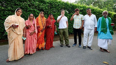 ‘இறந்துபோன’ வாக்காளர்கள் உடன் தேநீர் விருந்து: தேர்தல் ஆணையத்துக்கு நன்றி என ராகுல் காந்தி பதிவு