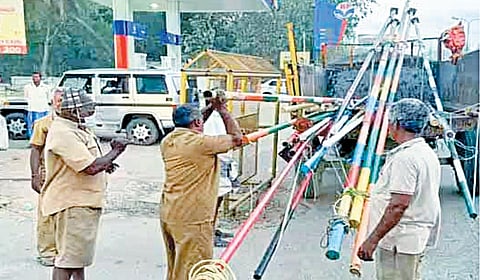 அரசியல் கட்சிகளின் கொடிக் கம்பங்களை அகற்றி, வாகனம் மூலம் கொண்டுசெல்லும் மாநகராட்சி ஊழியர்கள். (கோப்பு படம்).