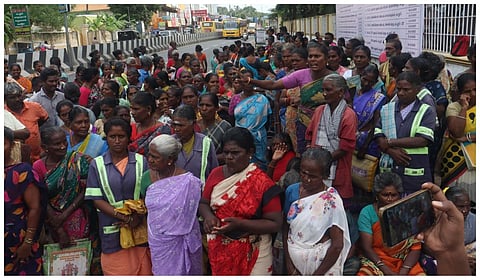 கடலூர் மாநகராட்சி அலுவலகத்தை முற்றுகையிட்டு தற்காலிக தூய்மைப் பணியாளர்கள் போராட்டம்