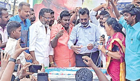 மதுரை கோ.புதூரில் நேற்று நடந்த நலத்திட்ட உதவிகள் வழங்கும் விழாவில், கேக் வெட்டி பிறந்த நாள் கொண்டாடிய விடுதலை சிறத்தைகள் கட்சித் தலைவர் திருமாவளவன்.