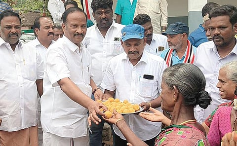 இனிப்பு வழங்கும் அருண்மொழிதேவன்...