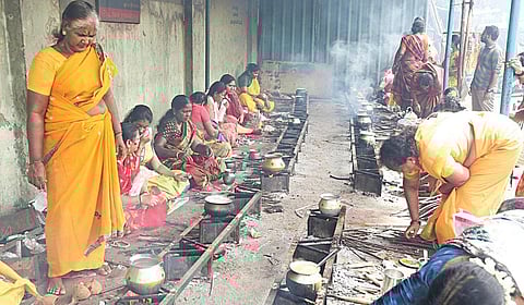 ஆடி மாத கடைசி வெள்ளிக்கிழமை அம்மன் கோயில்களில் திரளான பக்தர்கள் தரிசனம்