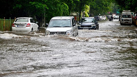 மும்பையில் கனமழைக்கான ரெட் அலர்ட்: விக்ரோலியில் ஏற்பட்ட நிலச்சரிவில் இருவர் உயிரிழப்பு