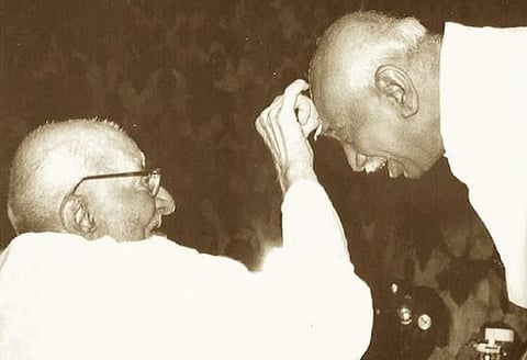 காமராஜரை வாழ்த்திய ராஜாஜி.