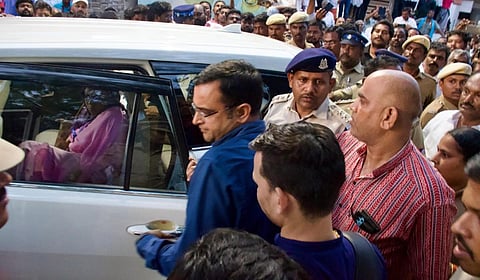 திண்டுக்கல் கோவிந்தாபுரம் துரைராஜ்நகர் பகுதியில் உள்ள அமைச்சர் ஐ.பெரியசாமி வீட்டில் இருந்து சோதனை முடித்து வந்த அமலாக்கத் துறை அதிகாரிகள். | படம்: நா. தங்கரத்தினம்