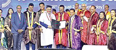 வேலூர் விஐடி பல்கலை.யில் நேற்று நடைபெற்ற பட்டமளிப்பு விழாவில் தமிழக காவலர் பயிற்சிப் பள்ளி இயக்குநரும், டிஜிபி-யுமான சந்தீப் ராய் ரத்தோருக்கு சான்றிதழை வழங்கிய உச்ச நீதிமன்ற நீதிபதி ஆர்.மகாதேவன். உடன், பல்கலை வேந்தர் கோ.விசுவநாதன், துணைத் தலைவர்கள் சங்கர் விசுவநாதன், சேகர் விசுவநாதன், ஜி.வி.செல்வம், அறங்காவலர் ரமணி பாலசுந்தரம், செயல் இயக்குநர் சந்தியா பென்டரெட்டி, உதவி துணைத் தலைவர் காதம்பரி எஸ்.விசுவநாதன் உள்ளிட்டோர். படம்: வி.எம்.மணிநாதன்