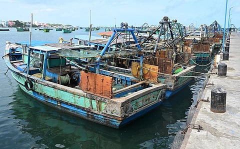 வேலை நிறுத்தப் போராட்டத்தினால் ராமேசுவரம் மீன்பிடி இறங்குதளத்தில் நங்கூரமிட்டிருக்கும் படகுகள்.