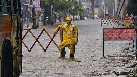 மும்பைக்கு ரெட் அலர்ட்: அவசர எண்கள் அறிவிப்பு; ஒடிசா, டெல்லி, இமாச்சலிலும் கனமழை