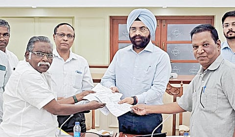 பட்டதாரி ஆசிரியர் கழக கவுரவ தலைவர் அ.மாயவன், தொழிற்கல்வி ஆசிரியர் கழக மாநிலத்தலைவர் செ.நா.ஜனார்த்தனன் ஆகியோர் கன்தீப் சிங்
பேடி குழுவிடம் கோரிக்கை மனு அளித்தனர்.