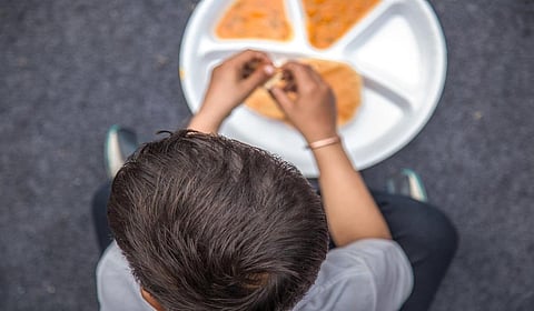 இலவச உணவுக்கு தாமதப்படுத்தியதால் 80 மாணவர்களின் உயிரை காத்த ஆசிரியர்