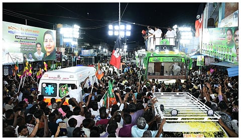 வேலூர் அதிமுக பிரச்சார கூட்டத்தில் நோயாளி இல்லாத ஆம்புலன்ஸ்: இபிஎஸ் எச்சரிக்கை