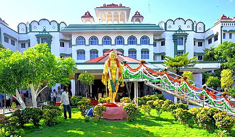 தாய், மகளின் பாலியல் புகாரை முடித்து வைத்த காவல் ஆய்வாளர் நேரில் ஆஜராக ஐகோர்ட் உத்தரவு