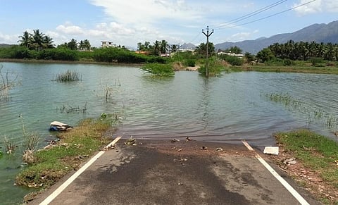 சர்க்கரைப்பட்டி - மேலக்காமக்காபட்டி சாலையை மூழ்கடித்த வைகை அணை நீர்.