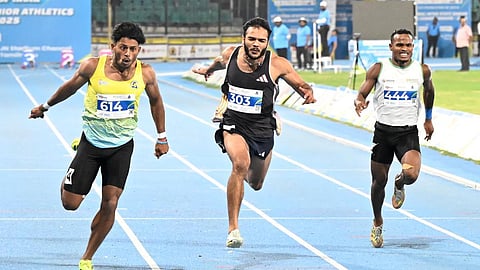 தமிழரசு படத்தில் இடது பக்கம் இருப்பவர்.