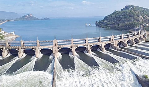 மேட்டூர் அணை நிரம்பியுள்ள நிலையில் உபரிநீர் போக்கியான 16 கண் மதகுகள் வழியாகப் பாய்ந்தோடும் தண்ணீர்.