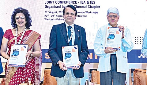 கால் - கை வலிப்பு பராமரிப்பு மற்றும் ஆராய்ச்சி குறித்த ‘இகான் - 2025’ என்ற தலைப்பில் தேசிய கருத்தரங்கம் சென்னையில் நடந்தது. இந்த கருத்தரங்கத்தை மேற்கு வங்க மாநில முன்னாள் ஆளுநர் கோபாலகிருஷ்ண காந்தி நேற்று மாலை தொடங்கி வைத்து விழா மலரை வெளியிட்டார். சங்கத்தின் தலைவர் பி.சதீஷ் சந்திரா, பொதுச்செயலாளர் பிந்து மேனன், இந்திய கால் - கை வலிப்பு சொசைட்டி தலைவர் சரத் சந்திரா, பொதுச்செயலாளர் விநயன், இகான் 2025 அமைப்பின் செயலாளர் மால்கம் ஜெயராஜ் உட்பட இந்தியா மற்றும் வெளிநாடுகளில் இருந்து முன்னணி நரம்பியல் நிபுணர்கள், வலிப்பு நோய்களின் ஆராய்ச்சியாளர்கள் மற்றும் துறை சார்ந்த மருத்துவ நிபுணர்கள் கலந்து கொண்டனர். | படம்:எஸ். சத்தியசீலன் |