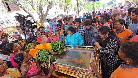 “மாநில மக்களின் உயிர்களை காப்பீர்” - தூய்மைப் பணியாளர் வரலட்சுமி உடலுக்கு அஞ்சலி செலுத்திய தமிழிசை