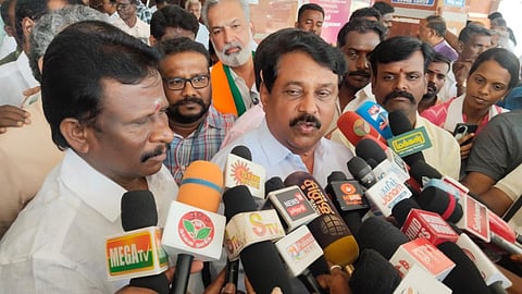 படம்: திருச்சி ரயில் நிலையத்தில் செய்தியாளர்களிடம் பேசிய பாஜக மாநில தலைவர் நயினார் நாகேந்திரன்.