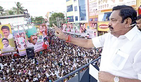 திருச்சி மாவட்டம் மண்ணச்சநல்லூரில் பொதுமக்களிடையே நேற்று பிரச்சாரம் மேற்கொண்ட அதிமுக பொதுச் செயலாளர் பழனிசாமி.