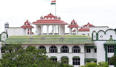 அரசு ஊழியர்கள் மீது குற்ற வழக்கு நிலுவையில் இருக்கும்போது துறை ரீதியான நடவடிக்கையை தொடரலாம்: ஐகோர்ட்