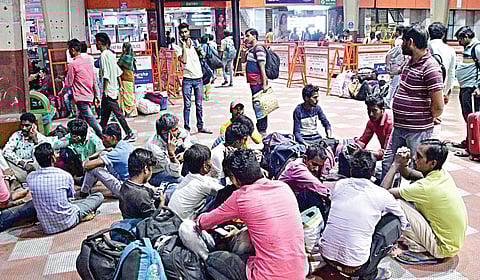 சொந்த ஊர்களுக்குச் செல்வதற்காக கோவை ரயில் நிலையத்தில் காத்திருந்த புலம்பெயர் தொழிலாளர்கள். (கோப்புப் படம்)