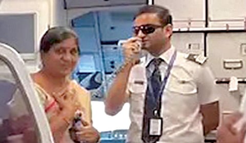 விமானத்தில் தாயை அறிமுகம் செய்த இண்டிகோ பைலட் கேப்டன் ஜஸ்வந்த் வர்மா.