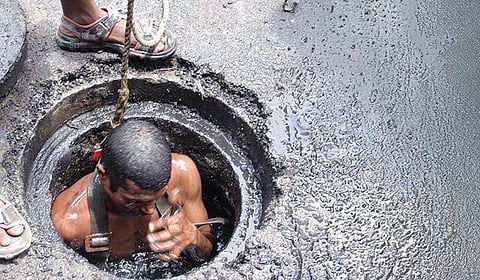 துப்புரவுத் தொழிலாளர்களின் துயரம் போக்கப்படுவது எப்போது?