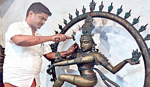திம்மக்குடியில் நடராஜர் சிலை வடிவமைக்கும் பணியில் ஈடுபட்டுள்ள சுரேஷ்.