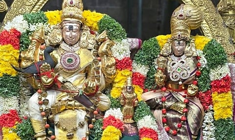 மதுரை மீனாட்சி அம்மன் கோயிலில் ஆவணி மூலத் திருவிழாவின் முதல் நாளான இன்று கருங்குருவிக்கு உபதேசம் செய்த திருவிளையாடல் அலங்காரத்தில் பிரியாவிடை சுந்தரேசுவரர், மீனாட்சி அம்மன் அருள்பாலித்தனர்.