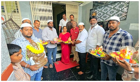 கிருஷ்ணகிரி: மத நல்லிணக்கத்தை வலியுறுத்தி 100 வீடுகளுக்கு விநாயகர் சிலைகள் வழங்கிய இஸ்லாமியர்கள்