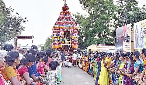 பிள்ளையார்பட்டி கற்பக விநாயகர் கோயில் சண்டிகேசுவரர் தேரை இழுத்த பெண்கள்.