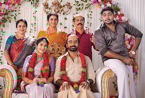 சொட்டச் சொட்ட நனையுது: சீரியஸ் பிரச்சினைக்குச் சிரிப்பு வைத்தியம் | திரைப் பார்வை