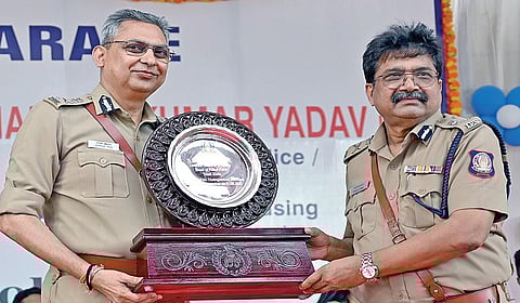 தமிழக டிஜிபி சங்கர் ஜிவால் மற்றும் காவலர் வீட்டு வசதி கழக நிர்வாக இயக்குநர் ஷைலேஷ் குமார் யாதவ் ஆகியோருக்கு பணி நிறைவு பாராட்டு விழா, சென்னையில் நேற்று நடைபெற்றது. இருவருக்கும் ஹோம் கார்டு டிஜிபி பிரமோத்குமார் நினைவுப் பரிசு வழங்கினார். | படங்கள்: எஸ்.சத்தியசீலன் |