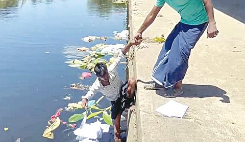 திருப்புவனம் வைகை ஆற்றில் மிதந்து வந்த மனுக்களை மீட்ட இளைஞர்கள்.