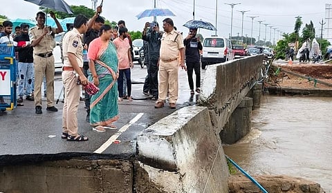 1,039 கிலோ மீட்டர் தூரத்துக்கு சாலைகள் கடும் பாதிப்பு: தெலங்கானாவை புரட்டி போட்ட கனமழை