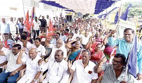 2 வாரமாக நீடிக்கும் போக்குவரத்து ஊழியர்களின் காத்திருப்பு போராட்டம்!